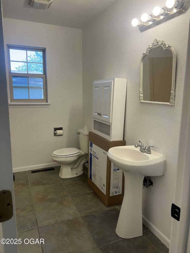 1617 Massachusetts Ave, Joplin, MO 64804 - half bath with toilet and baseboards