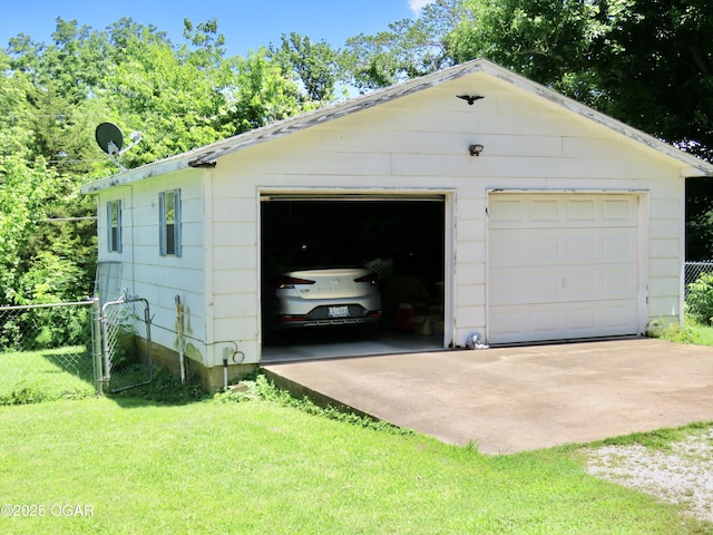 722 E Budlong St, Carthage, MO 64836 - view of detached garage