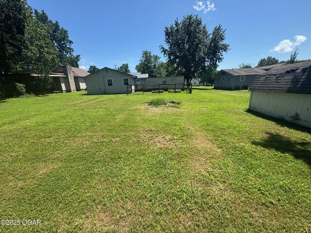 416 E 4th St, Baxter Springs, KS 66713 - view of grassy yard
