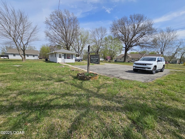 310 W 19th St, Baxter Springs, KS 66713 - view of green lawn