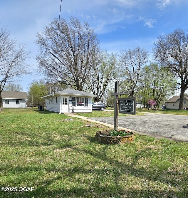 310 W 19th St, Baxter Springs, KS 66713 - view of front of property featuring a front lawn and asphalt driveway