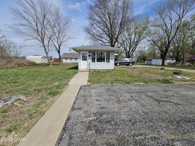 310 W 19th St, Baxter Springs, KS 66713 - view of front facade featuring a front lawn