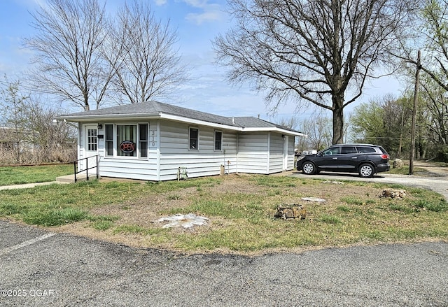310 W 19th St, Baxter Springs, KS 66713 - view of front facade with a front yard