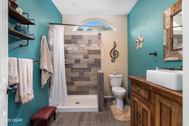 3101 Shore Dr, Grove, OK 74344 - bathroom featuring vanity, a tile shower, and wood finished floors