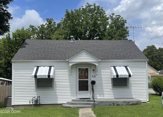 721 W Chestnut, Carthage, MO 64836 - bungalow-style home with roof with shingles and entry steps