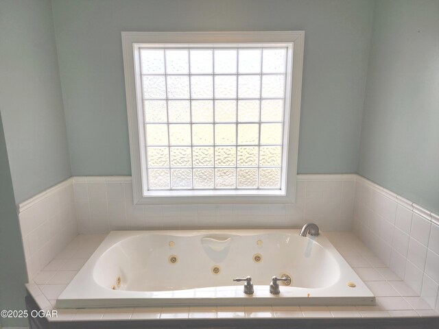 1502 E 7th St, Lamar, MO 64759 - bathroom featuring a jetted tub