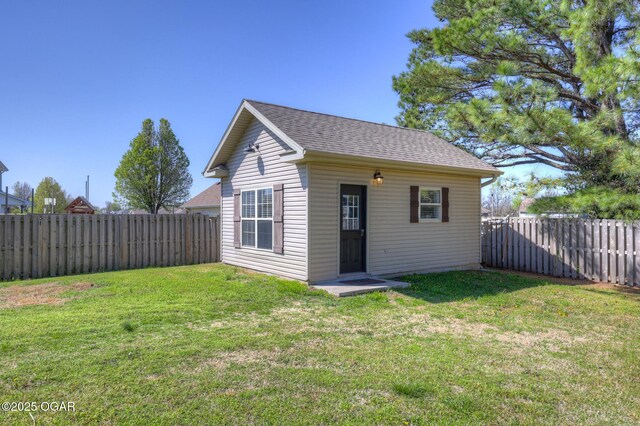 917 Monroe Cir, Carl Junction, MO 64834 - view of outdoor structure featuring a fenced backyard