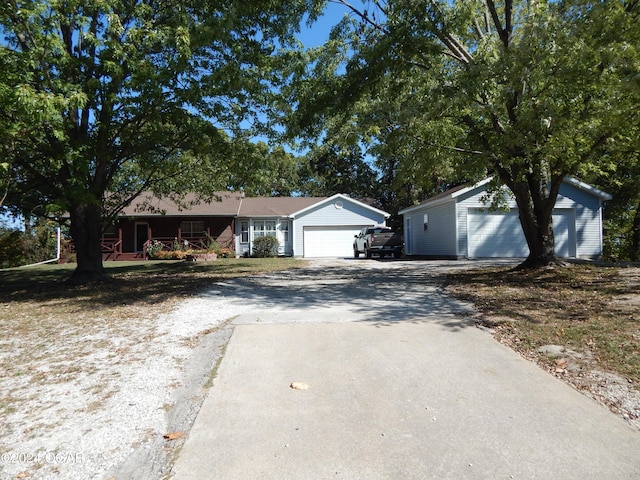 3065 Coyote Dr, Joplin, MO 64804 - single story home with driveway and a porch
