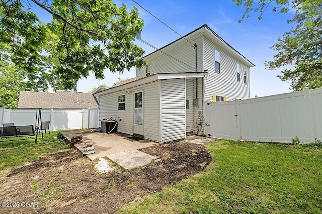 417 S Mcgregor St, Carthage, MO 64836 - back of property with a gate, a fenced backyard, and a patio