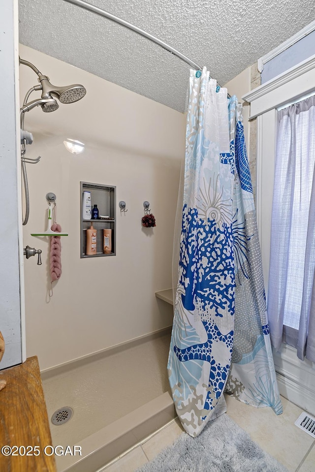417 S Mcgregor St, Carthage, MO 64836 - bathroom featuring curtained shower, tile patterned flooring, and a textured ceiling