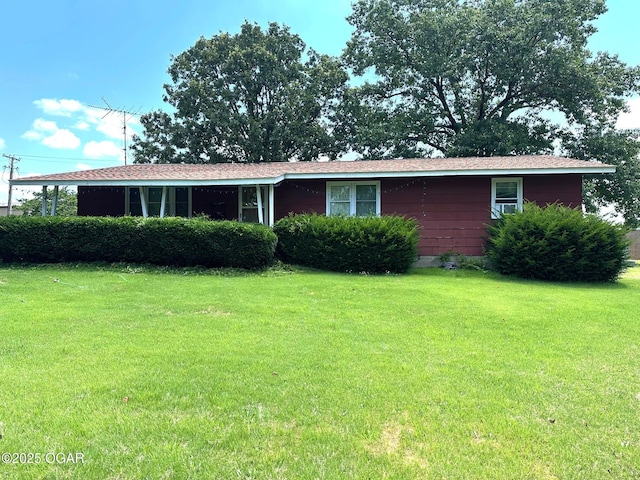 1238 E Crest Dr, Houston, MO 65483 - single story home featuring a front lawn