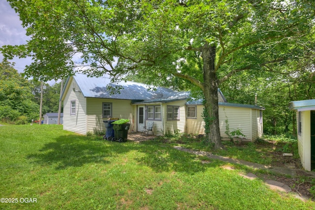 712 Joplin St, Sarcoxie, MO 64862 - back of property with a yard