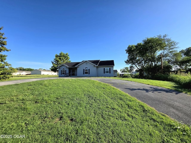 3511 Nola Dr, Joplin, MO 64801 - ranch-style home with driveway and a front lawn