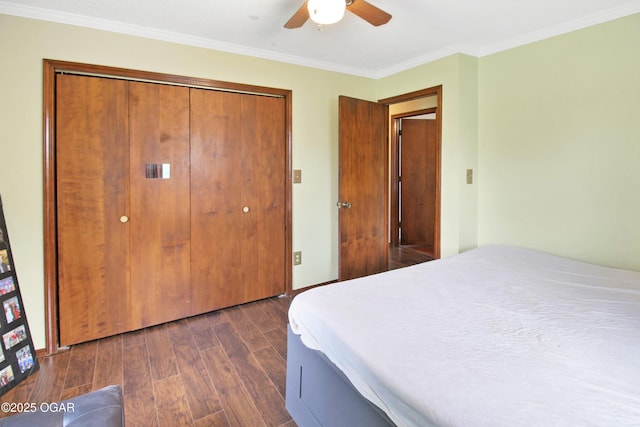 3508 Dirr Ave, Parsons, KS 67357 - bedroom with dark wood-style flooring, crown molding, a closet, and ceiling fan