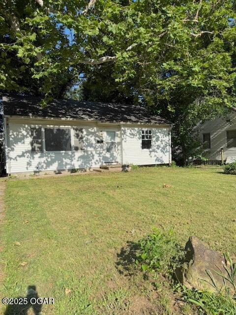 1705 S Walnut St, Pittsburg, KS 66762 - view of front of property featuring a front yard