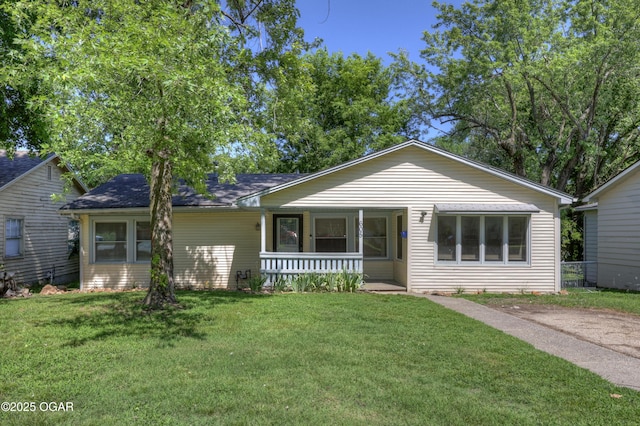 605 S Jefferson St, Webb City, MO 64870 - view of front of home with covered porch and a front yard