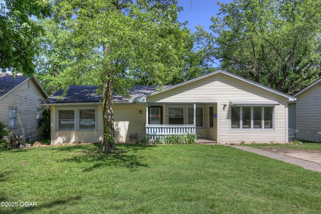 605 S Jefferson St, Webb City, MO 64870 - view of front of property featuring covered porch and a front lawn