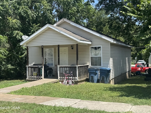 1003 Orchard St, Carthage, MO 64836 - bungalow-style house featuring covered porch, crawl space, and a front lawn
