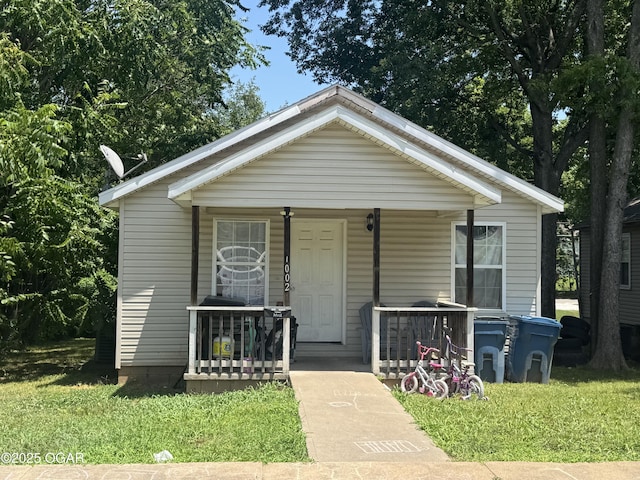 1003 Orchard St, Carthage, MO 64836 - bungalow-style house featuring a porch and a front yard