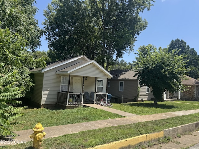 1003 Orchard St, Carthage, MO 64836 - view of front facade featuring covered porch and a front lawn