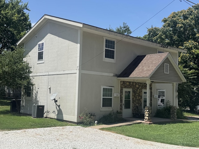 1003 Orchard St, Carthage, MO 64836 - view of front of house with a front yard, stucco siding, and a shingled roof