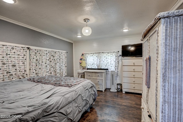 605 SE 10th Ln, Lamar, MO 64759 - bedroom featuring ornamental molding, wood finished floors, and a textured ceiling