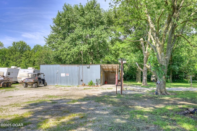 605 SE 10th Ln, Lamar, MO 64759 - view of yard with a pole building and an outbuilding