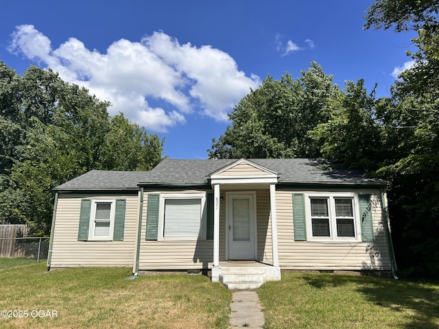 821 New Hampshire Ave, Joplin, MO 64801 - bungalow-style home with roof with shingles