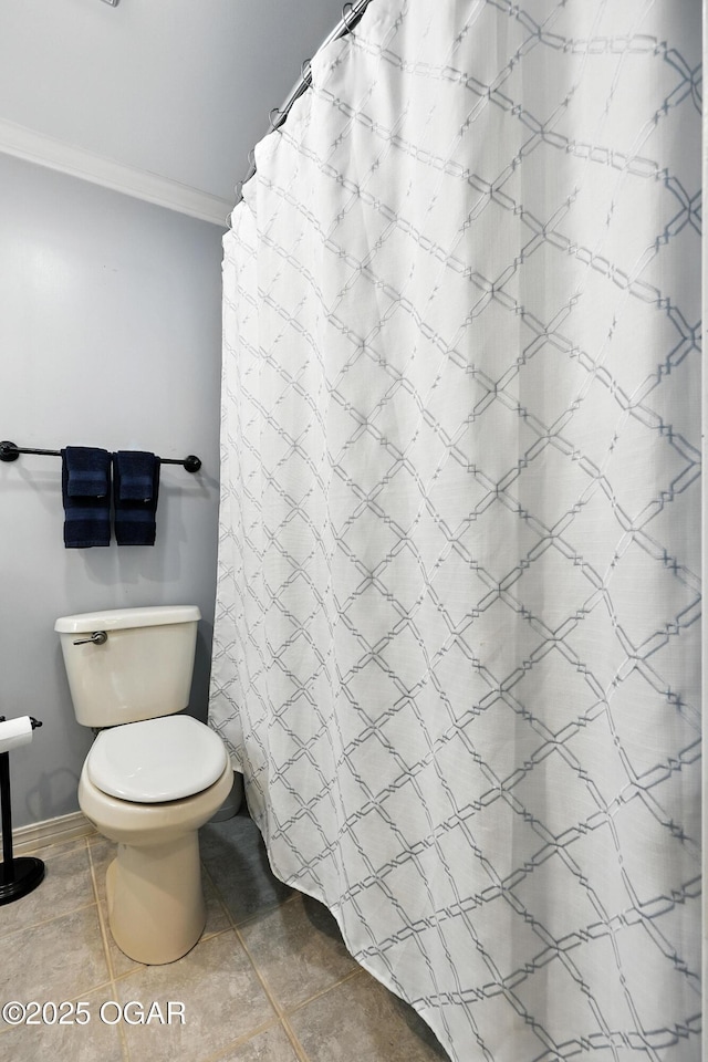 5623 Rivercrest Valley Dr, Joplin, MO 64804 - full bath featuring tile patterned flooring and ornamental molding