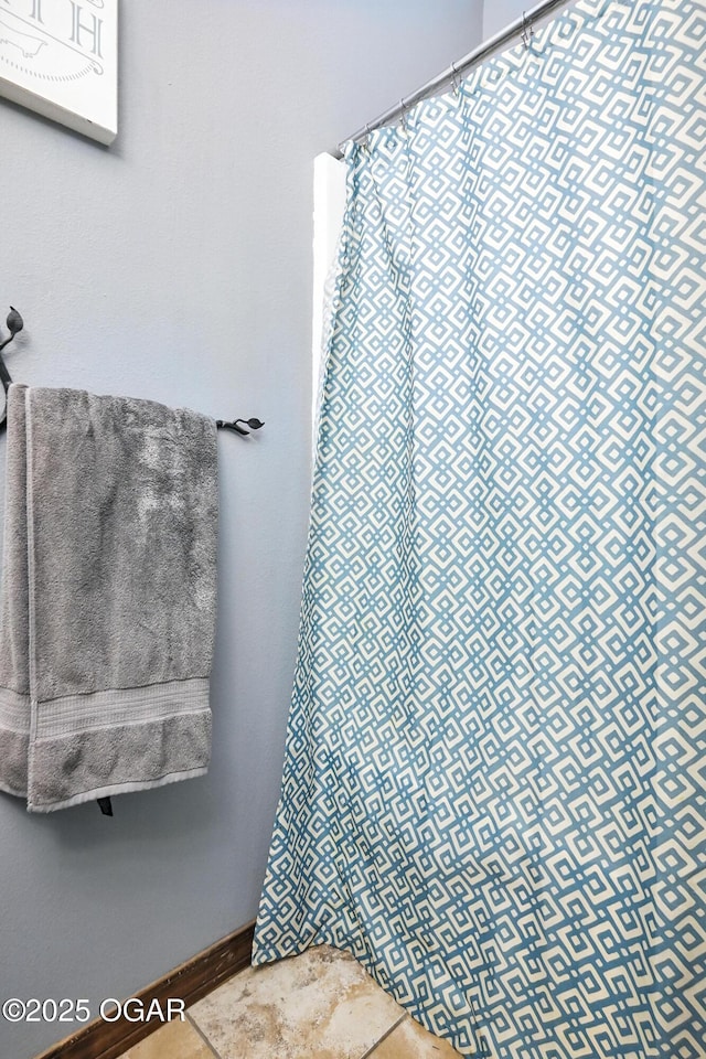 2256 N Greystone Sq, Webb City, MO 64870 - full bath featuring curtained shower and baseboards