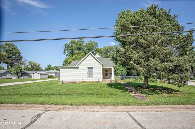400 Broadway St, Lamar, MO 64759 - view of front of home featuring a front yard