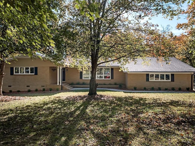 single story home with a front lawn