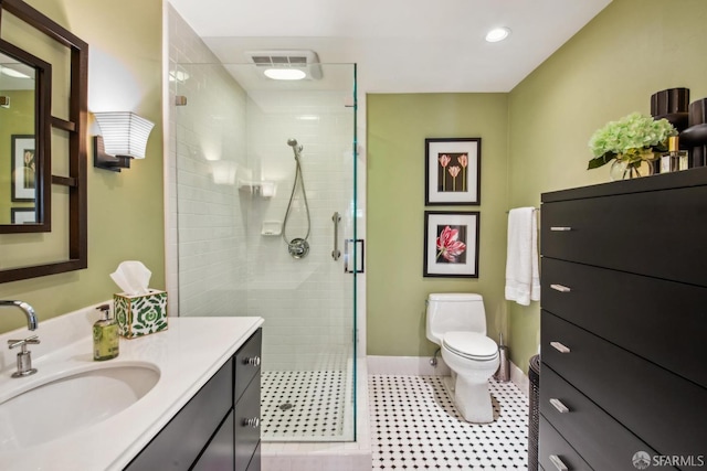 full bathroom with toilet, visible vents, baseboards, a shower stall, and vanity