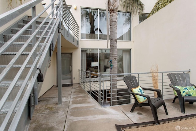 entrance to property with stucco siding