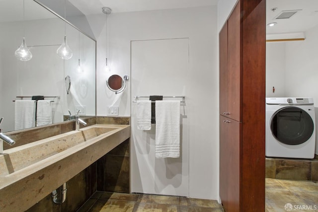 bathroom with washer / dryer, recessed lighting, and visible vents