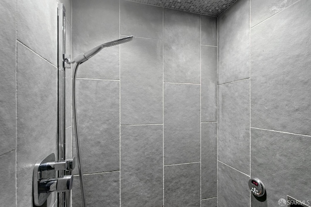 details featuring tiled shower