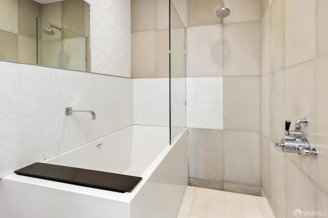 bathroom featuring a tile shower