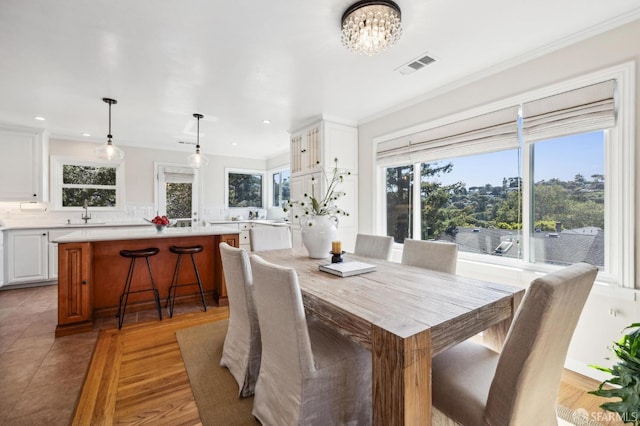 dining area with a notable chandelier, recessed lighting, visible vents, and light wood finished floors