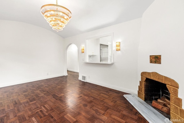 living area featuring visible vents, baseboards, lofted ceiling, an inviting chandelier, and arched walkways