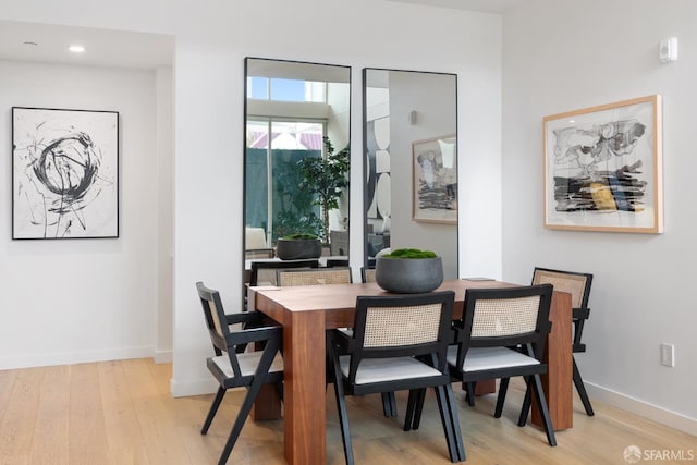 dining space featuring recessed lighting, light wood-type flooring, and baseboards