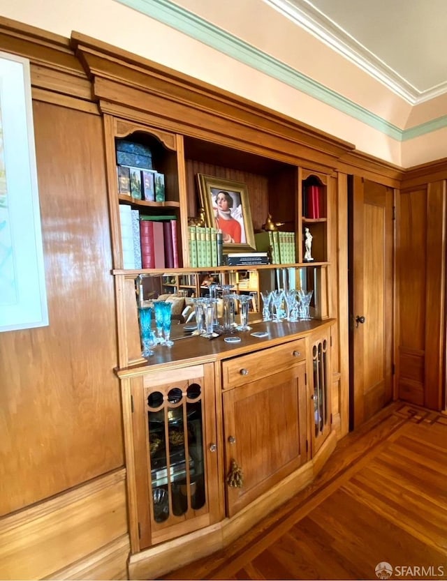 2299 Sacramento St Unit 15, San Francisco, CA 94115 - indoor dry bar with wood finished floors and ornamental molding