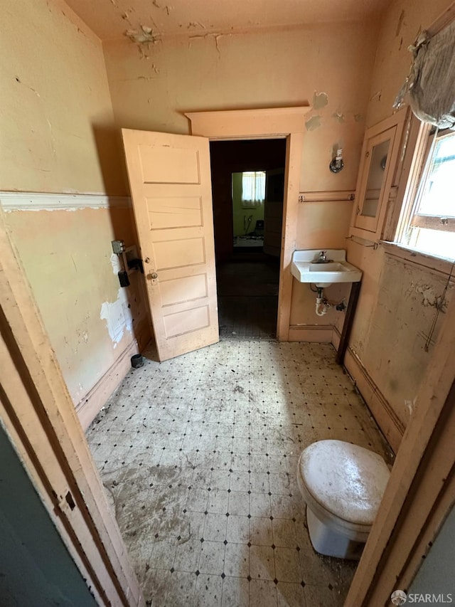 2140 27th Ave, Oakland, CA 94601 - bathroom with tile patterned floors