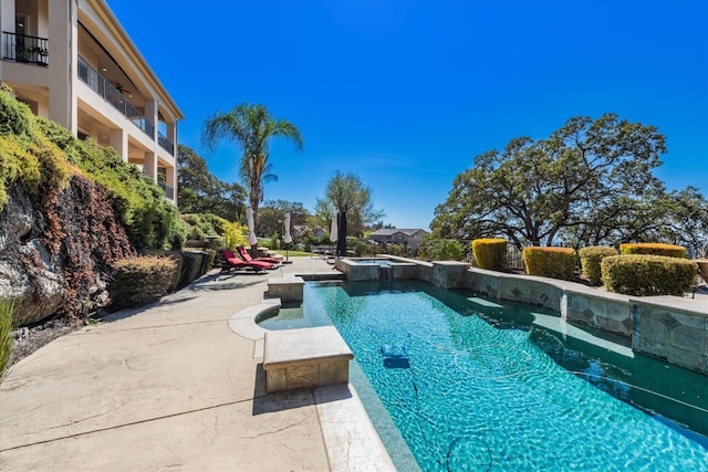 view of pool featuring an in ground hot tub