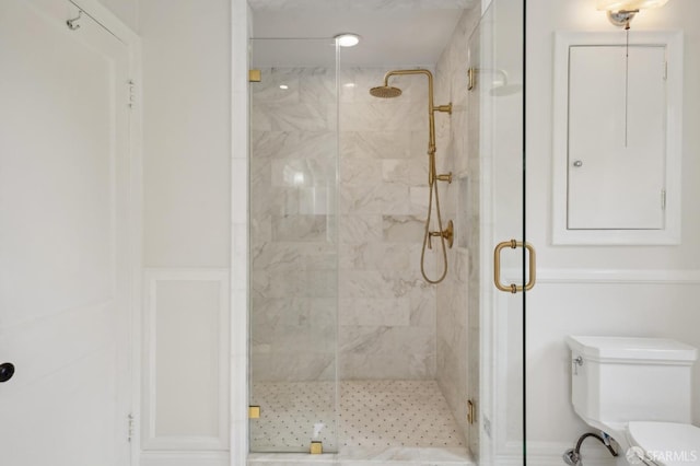 full bath featuring a shower stall and toilet