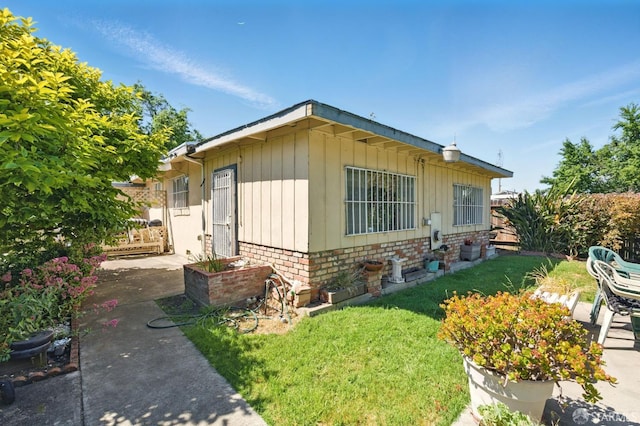 1146 Carlton Ave, Menlo Park, CA 94025 - view of side of home with a lawn