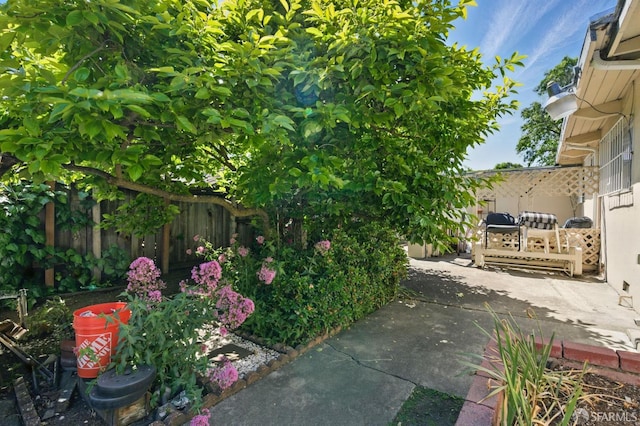1146 Carlton Ave, Menlo Park, CA 94025 - fenced backyard featuring a patio area