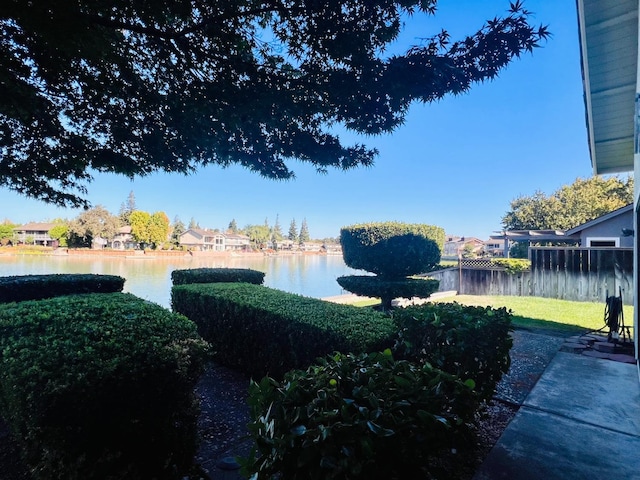 view of yard featuring a water view