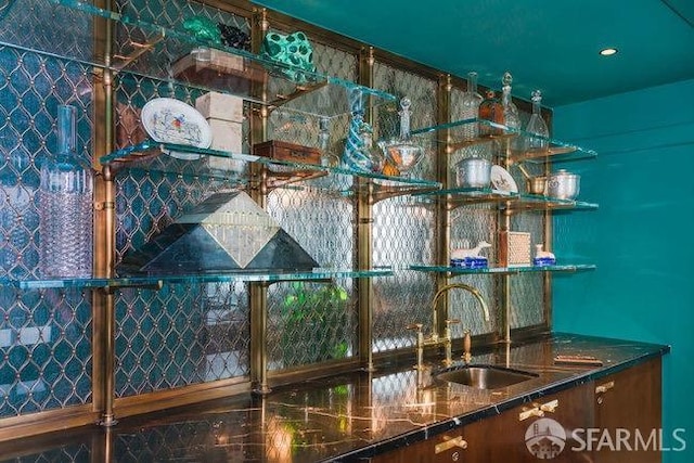425 1st St Unit 1402, San Francisco, CA 94105 - view of indoor wet bar