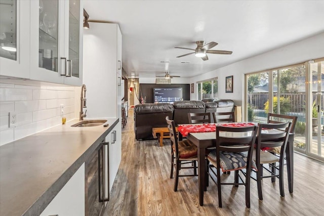 dining room with sink, light hardwood / wood-style floors, and ceiling fan