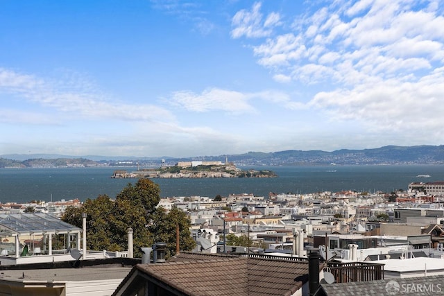 water view with a mountain view